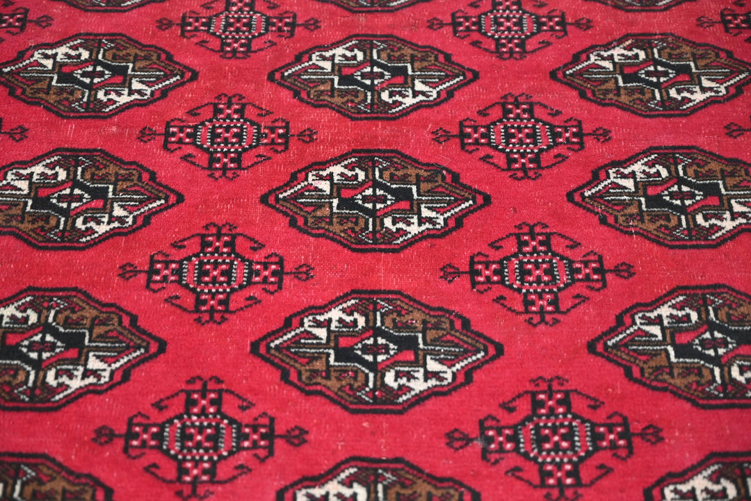 red Accent rug 4' 2" x 6' 2"