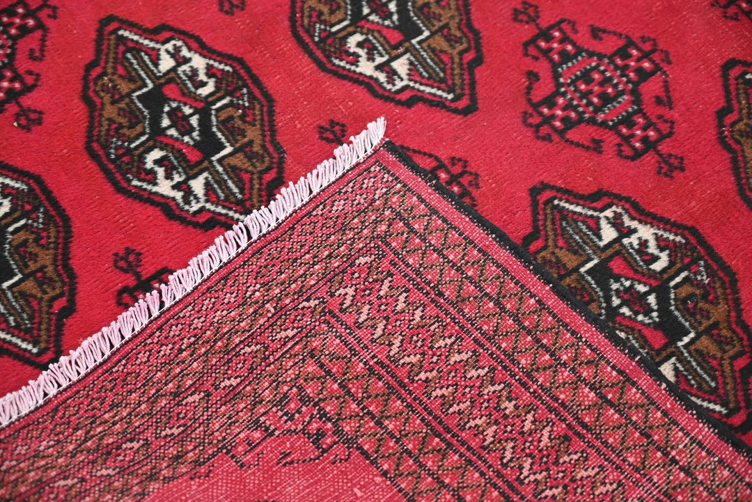 red Accent rug 4' 2" x 6' 2"