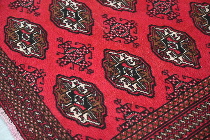 red Accent rug 4' 2" x 6' 2"