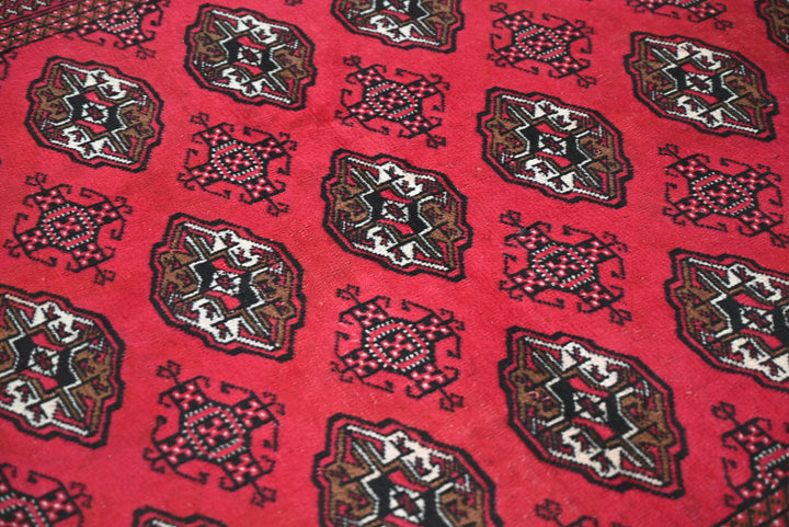 red Accent rug 4' 2" x 6' 2"