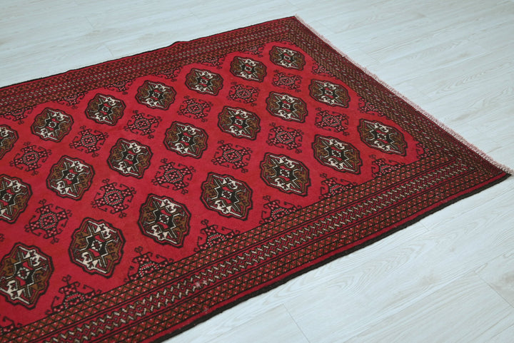 red Accent rug 4' 2" x 6' 2"