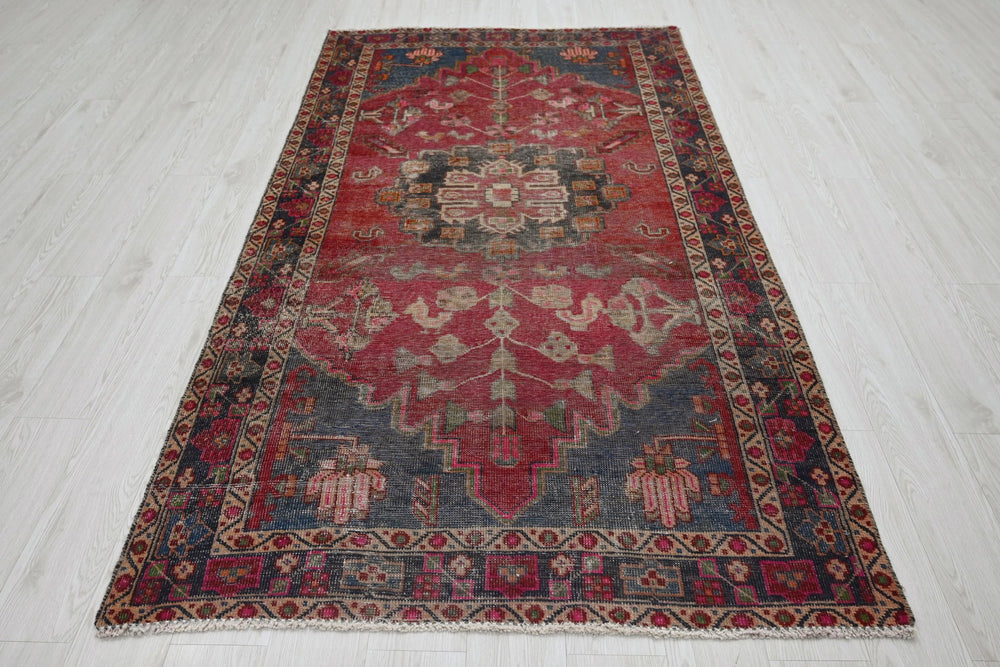 red Medium rug 4' 3" x 7' 9"