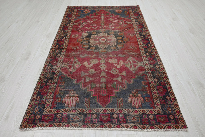 red Medium rug 4' 3" x 7' 9"