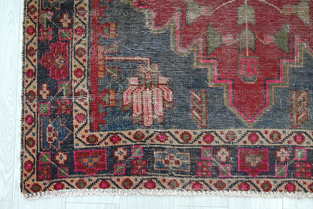 red Medium rug 4' 3" x 7' 9"