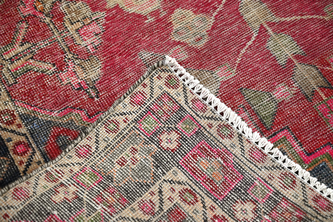 red Medium rug 4' 3" x 7' 9"