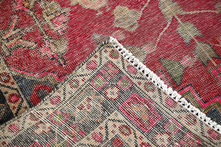 red Medium rug 4' 3" x 7' 9"