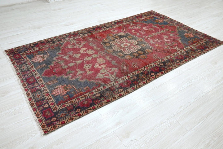 red Medium rug 4' 3" x 7' 9"