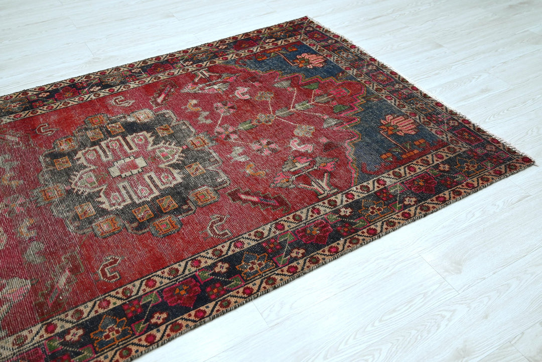 red Medium rug 4' 3" x 7' 9"