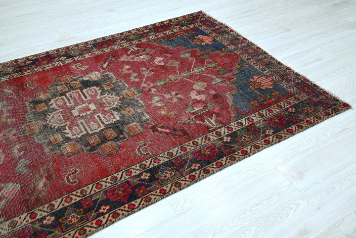 red Medium rug 4' 3" x 7' 9"