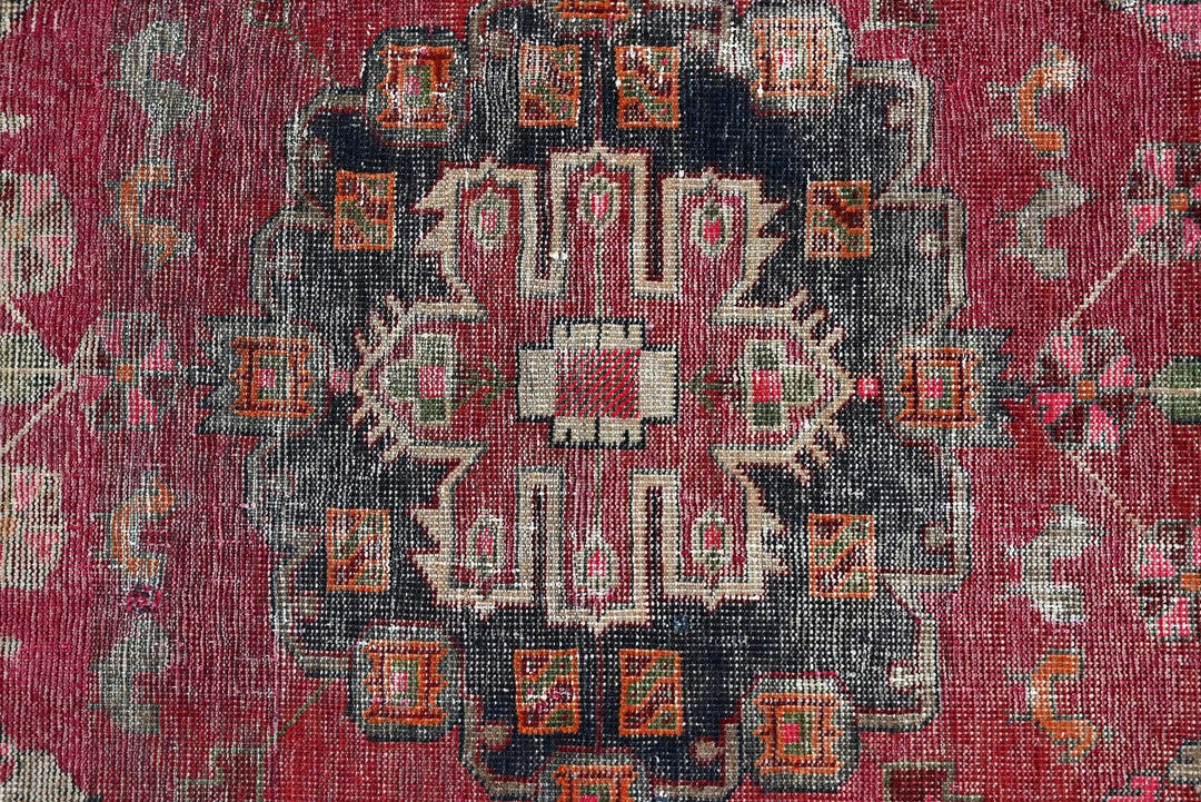 red Medium rug 4' 3" x 7' 9"