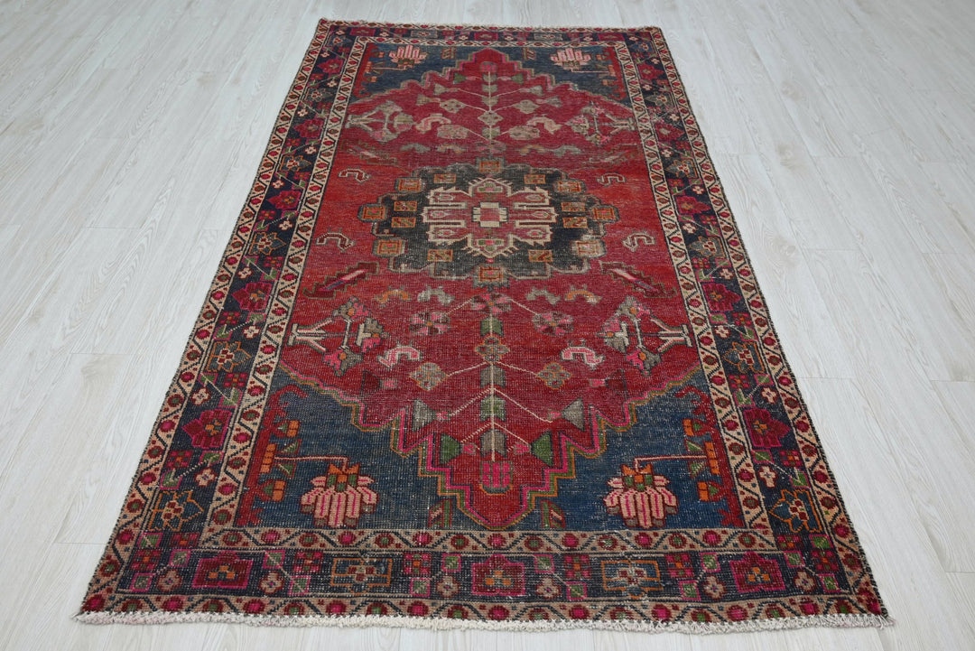 red Medium rug 4' 3" x 7' 9"