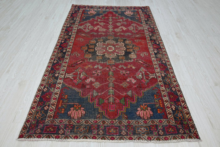 red Medium rug 4' 3" x 7' 9"