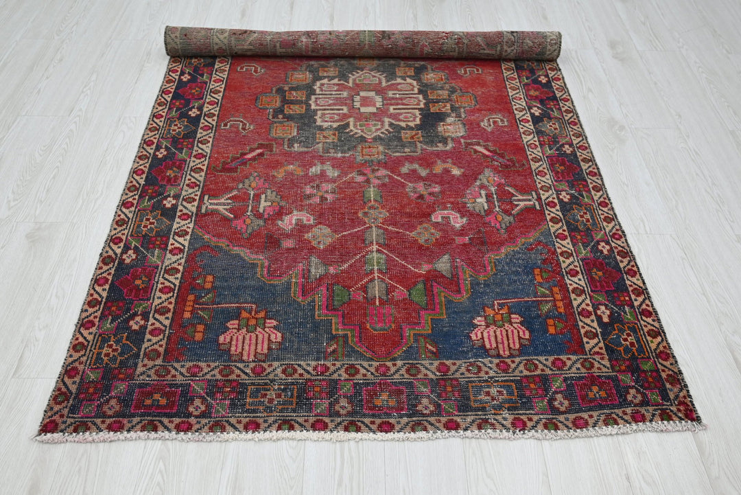 red Medium rug 4' 3" x 7' 9"