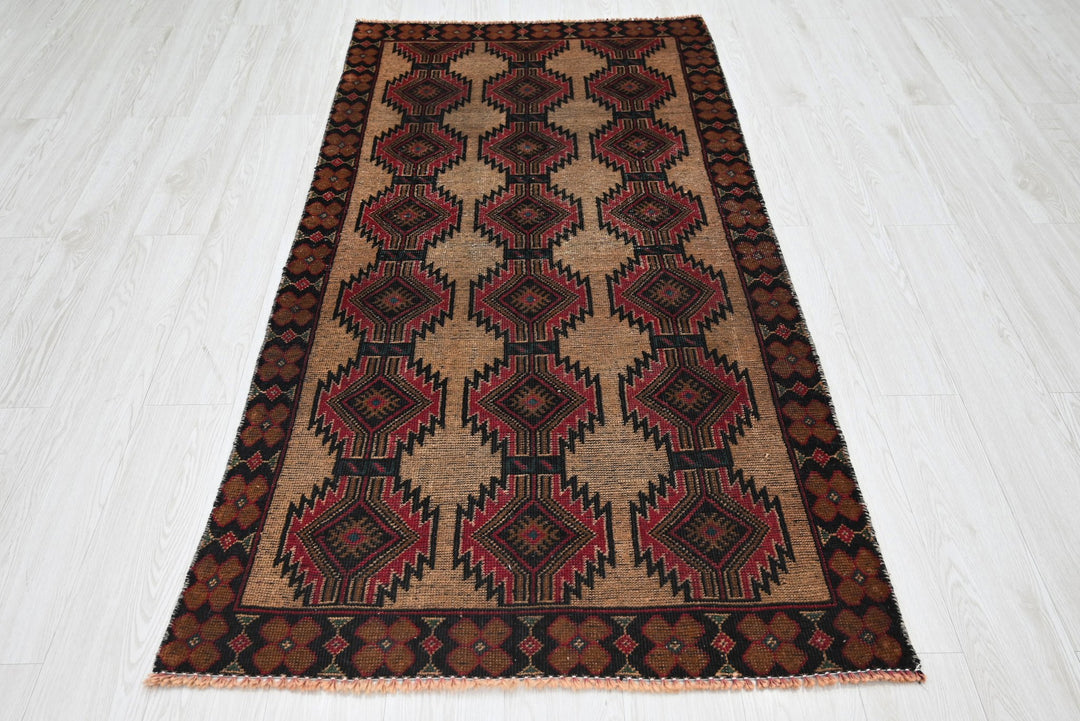 brown Accent rug 3' 1" x 6' 0"