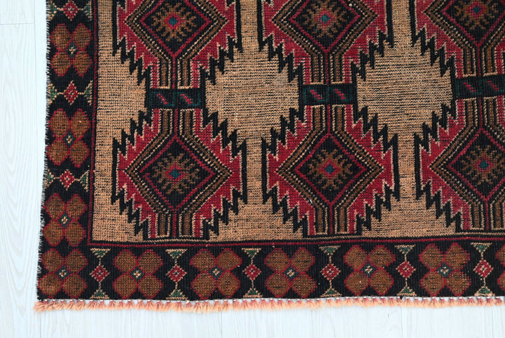 brown Accent rug 3' 1" x 6' 0"