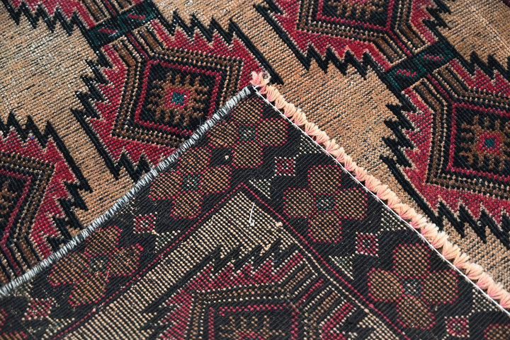 brown Accent rug 3' 1" x 6' 0"