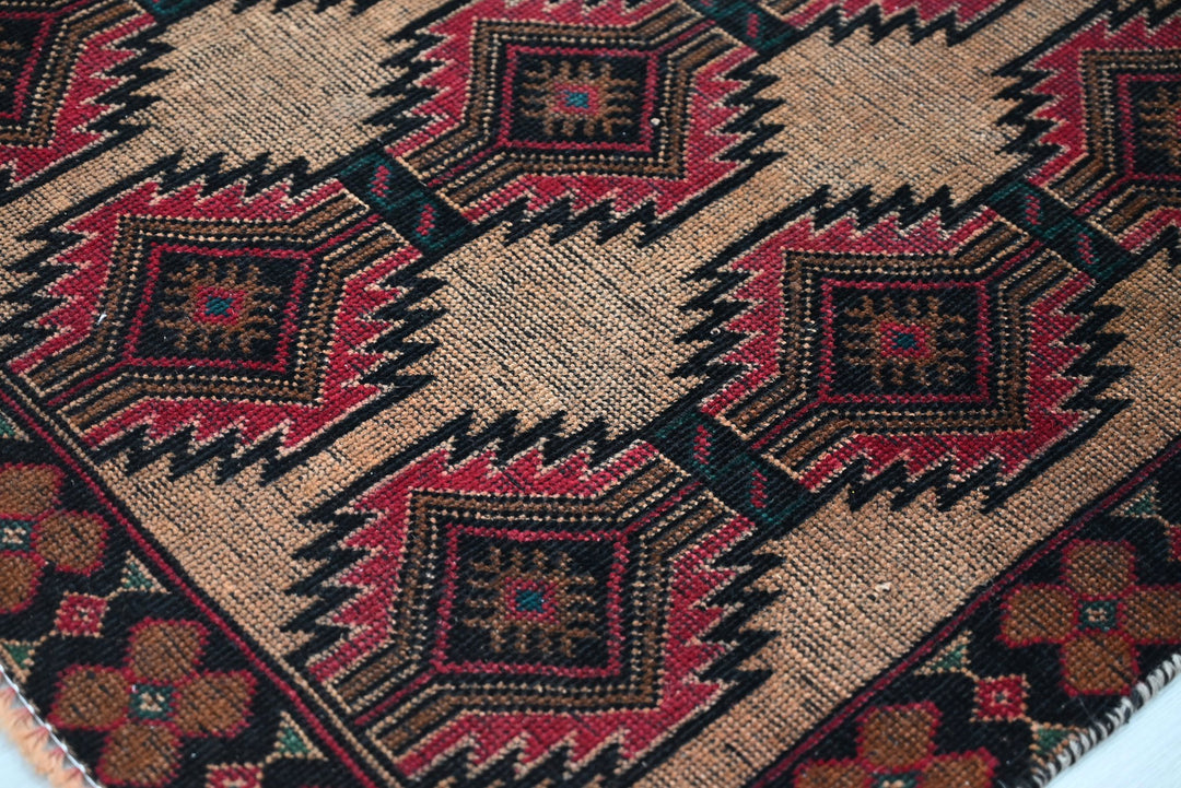 brown Accent rug 3' 1" x 6' 0"