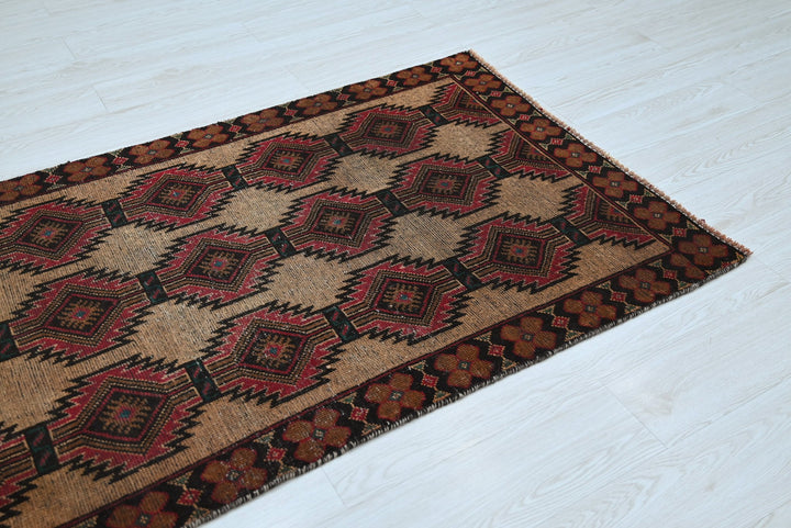 brown Accent rug 3' 1" x 6' 0"