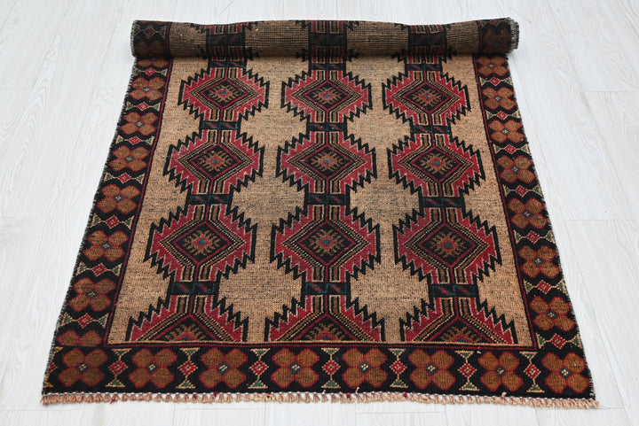 brown Accent rug 3' 1" x 6' 0"