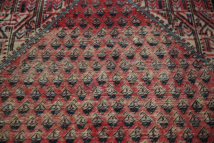 red Accent rug 4' 0" x 6' 5"