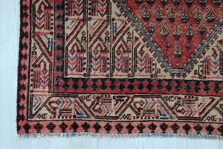 red Accent rug 4' 0" x 6' 5"