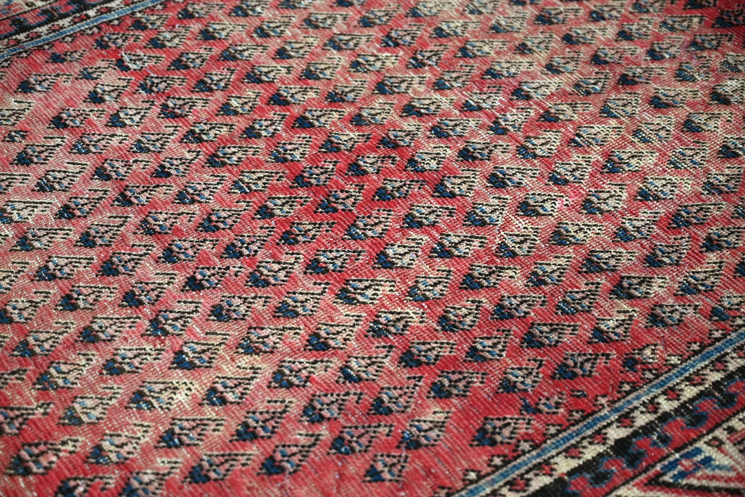 red Accent rug 4' 0" x 6' 5"