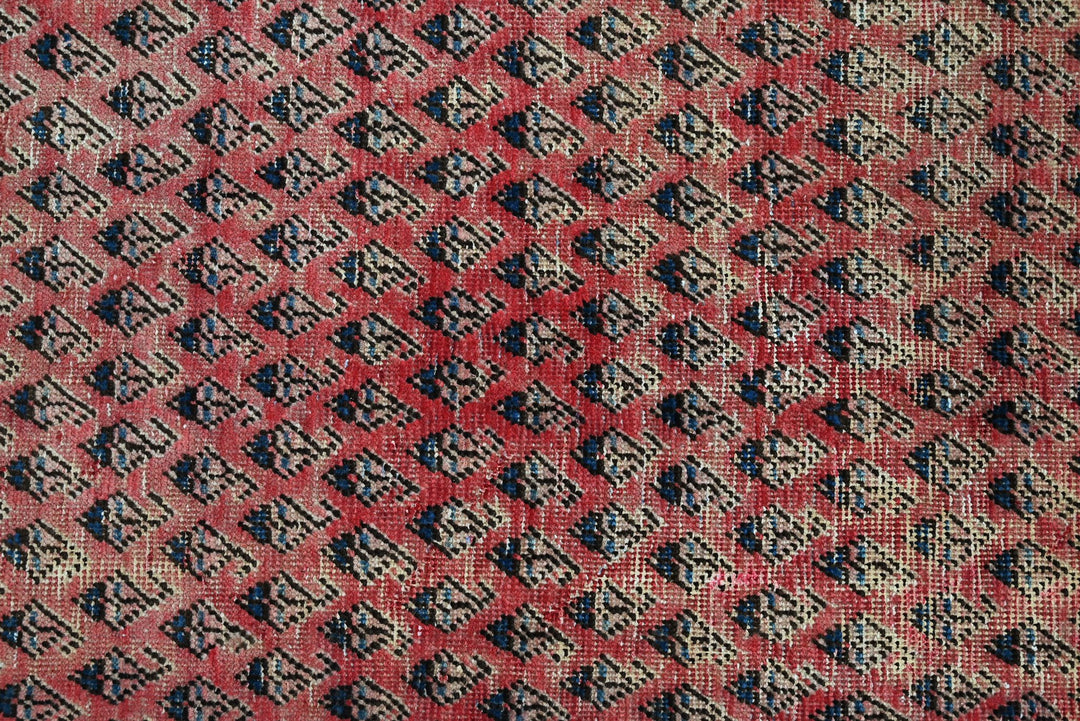 red Accent rug 4' 0" x 6' 5"