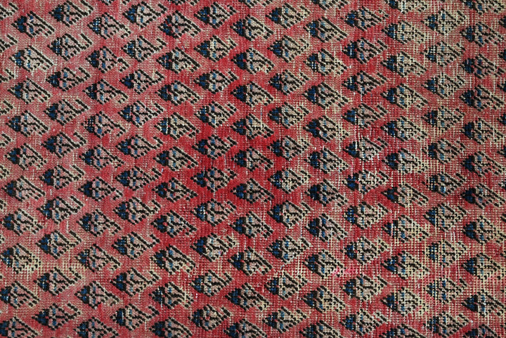 red Accent rug 4' 0" x 6' 5"