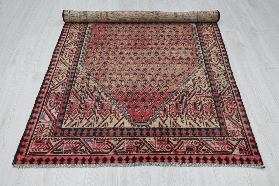 red Accent rug 4' 0" x 6' 5"