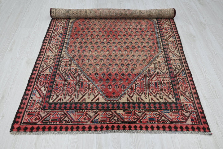 red Accent rug 4' 0" x 6' 5"
