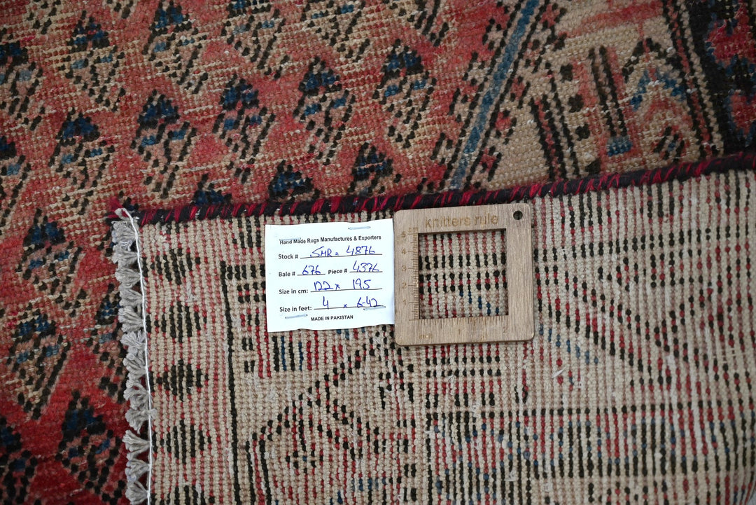 red Accent rug 4' 0" x 6' 5"