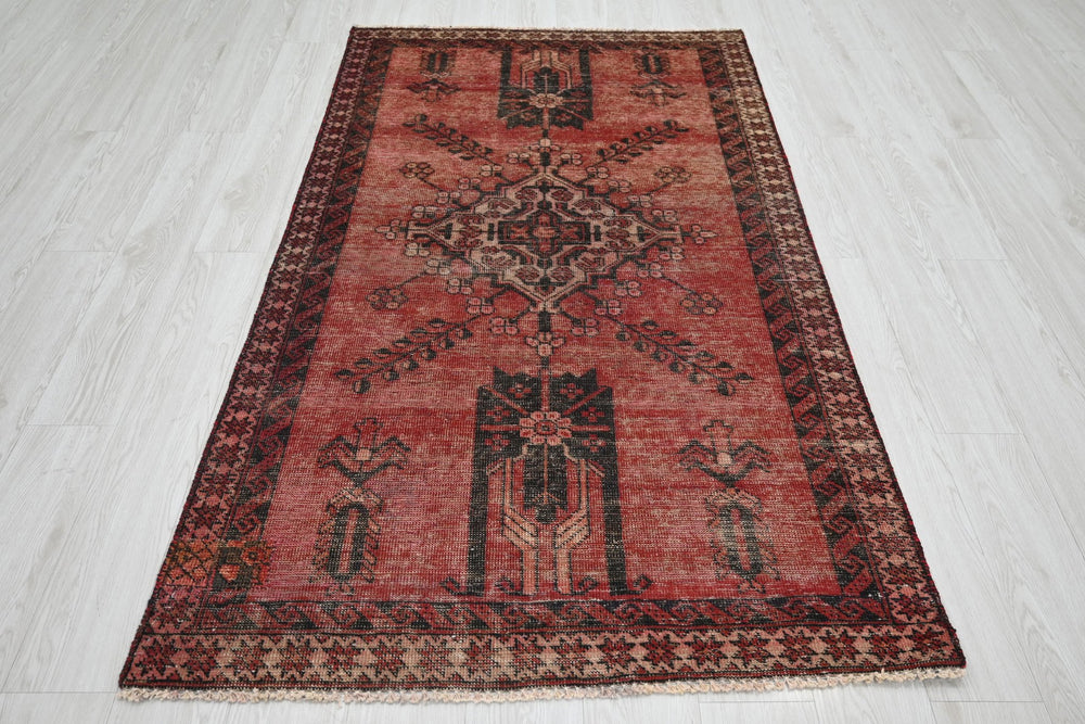 red Accent rug 3' 7" x 6' 3"