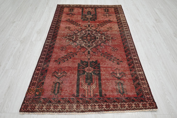 red Accent rug 3' 7" x 6' 3"