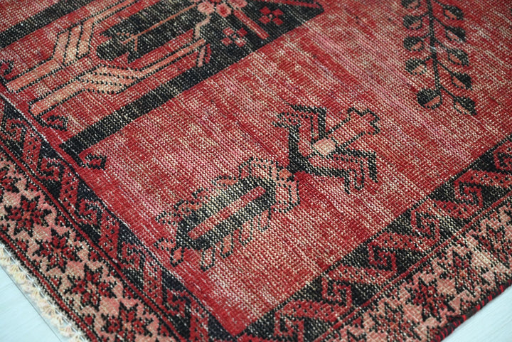 red Accent rug 3' 7" x 6' 3"