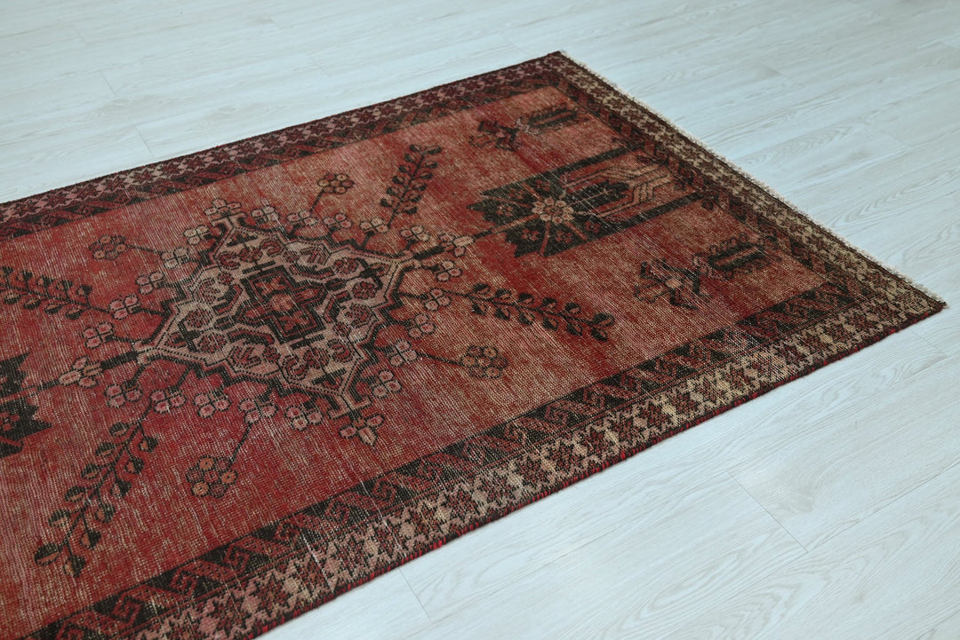 red Accent rug 3' 7" x 6' 3"