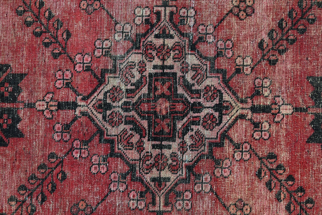 red Accent rug 3' 7" x 6' 3"