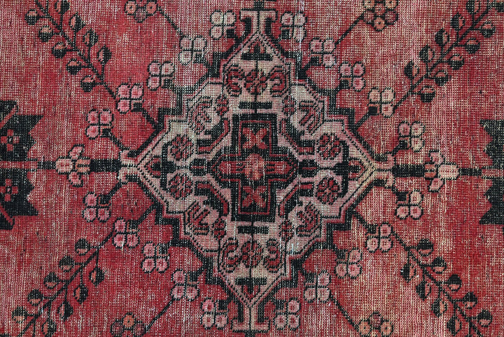 red Accent rug 3' 7" x 6' 3"