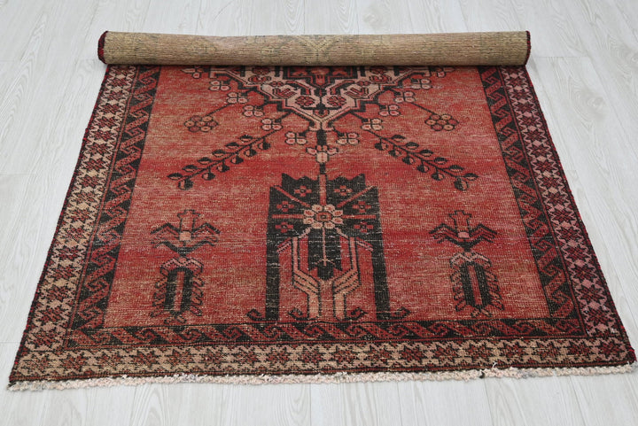 red Accent rug 3' 7" x 6' 3"