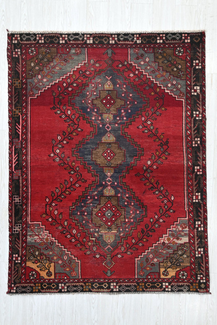 red Accent rug 4' 6" x 5' 10"