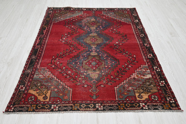 red Accent rug 4' 6" x 5' 10"