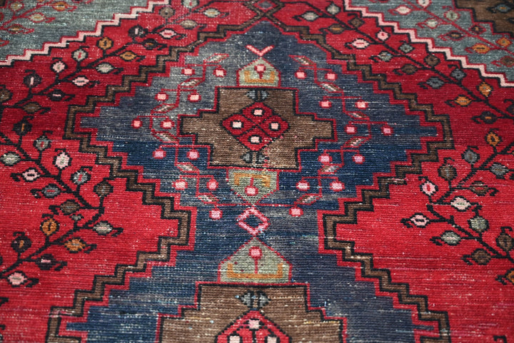 red Accent rug 4' 6" x 5' 10"