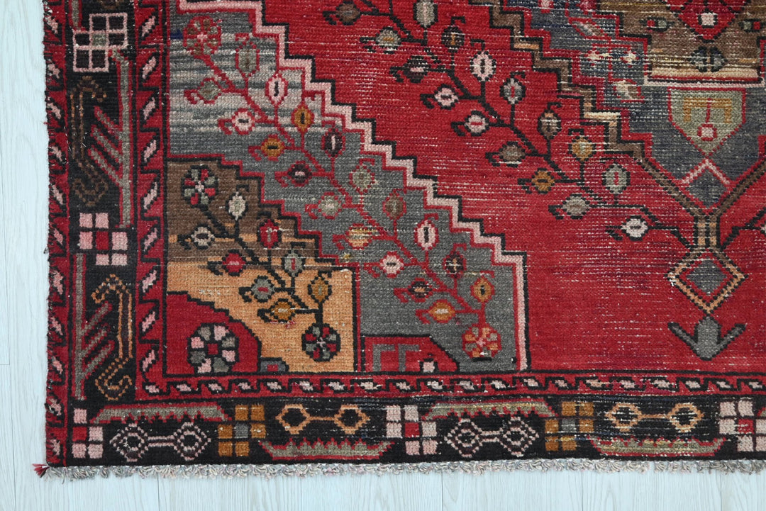 red Accent rug 4' 6" x 5' 10"
