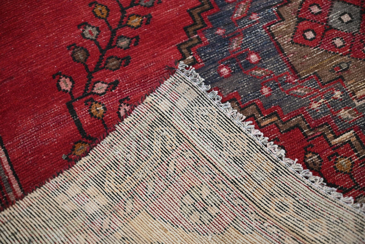 red Accent rug 4' 6" x 5' 10"