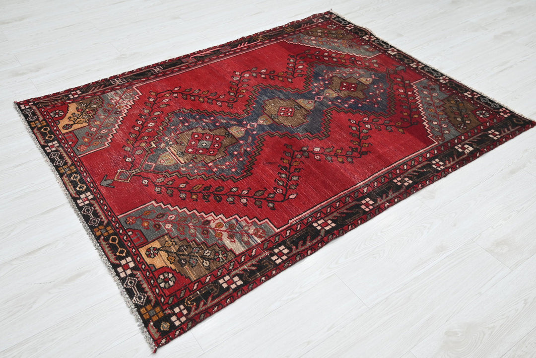 red Accent rug 4' 6" x 5' 10"