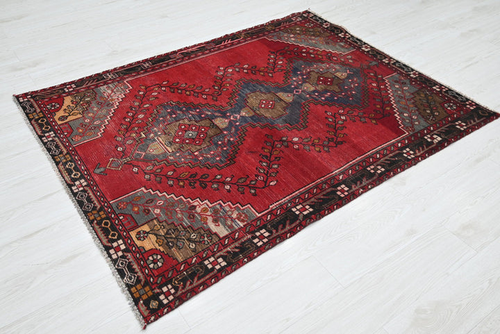 red Accent rug 4' 6" x 5' 10"