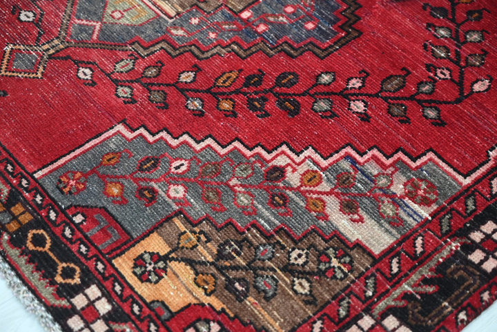 red Accent rug 4' 6" x 5' 10"