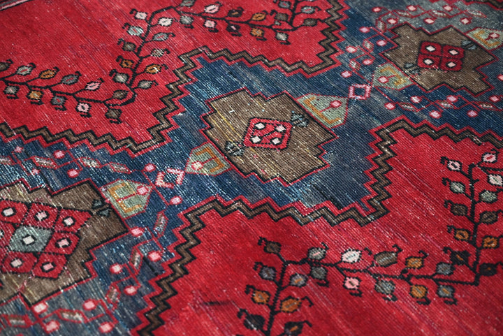 red Accent rug 4' 6" x 5' 10"