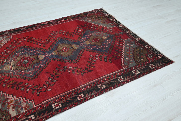 red Accent rug 4' 6" x 5' 10"
