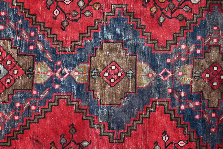 red Accent rug 4' 6" x 5' 10"