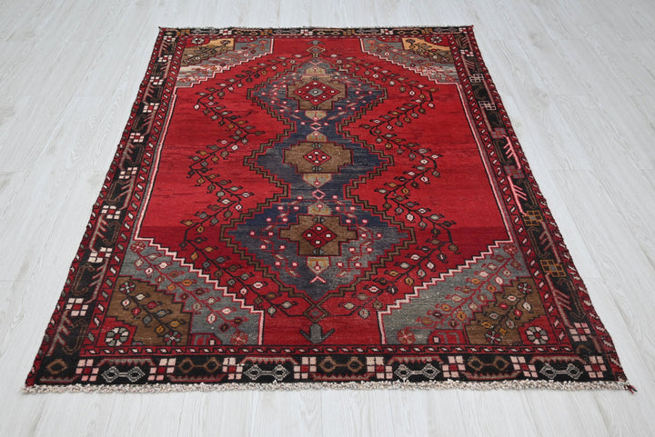 red Accent rug 4' 6" x 5' 10"